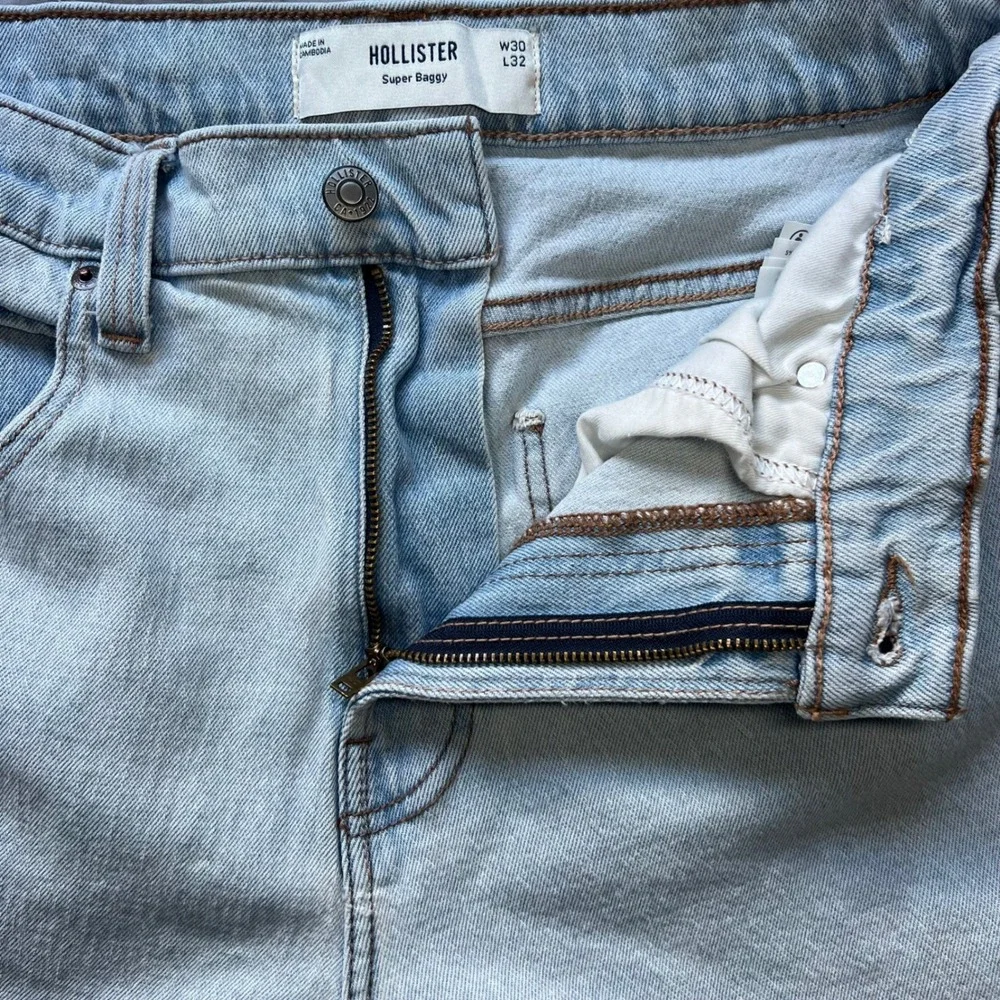 HOLLISTER Super Baggy Jeans Women's Size 30x32‎ Light Wash Denim Casino Graphic